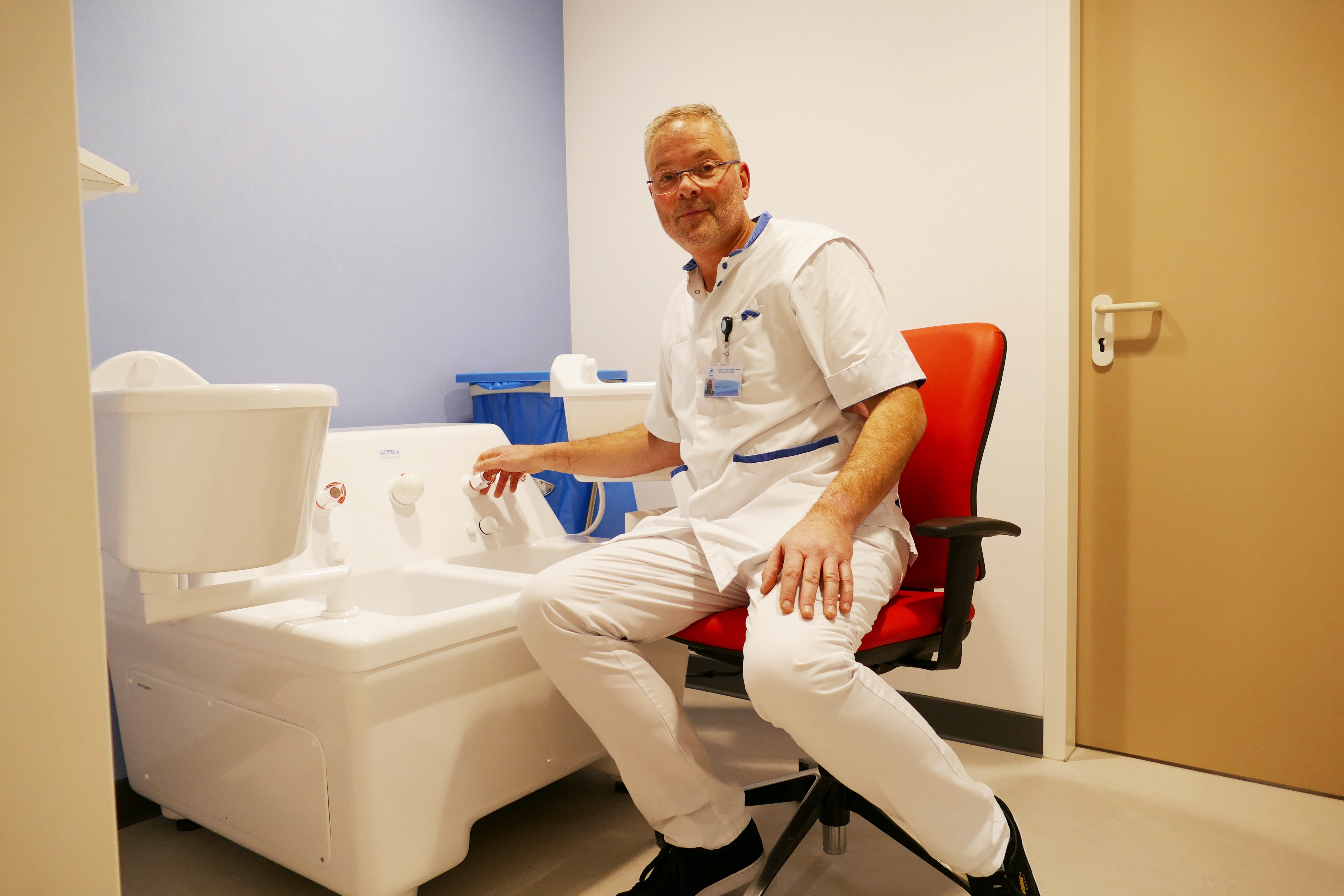 KNF-vaatlaborant André Dunker bij het nieuwe armen- en benenbad.