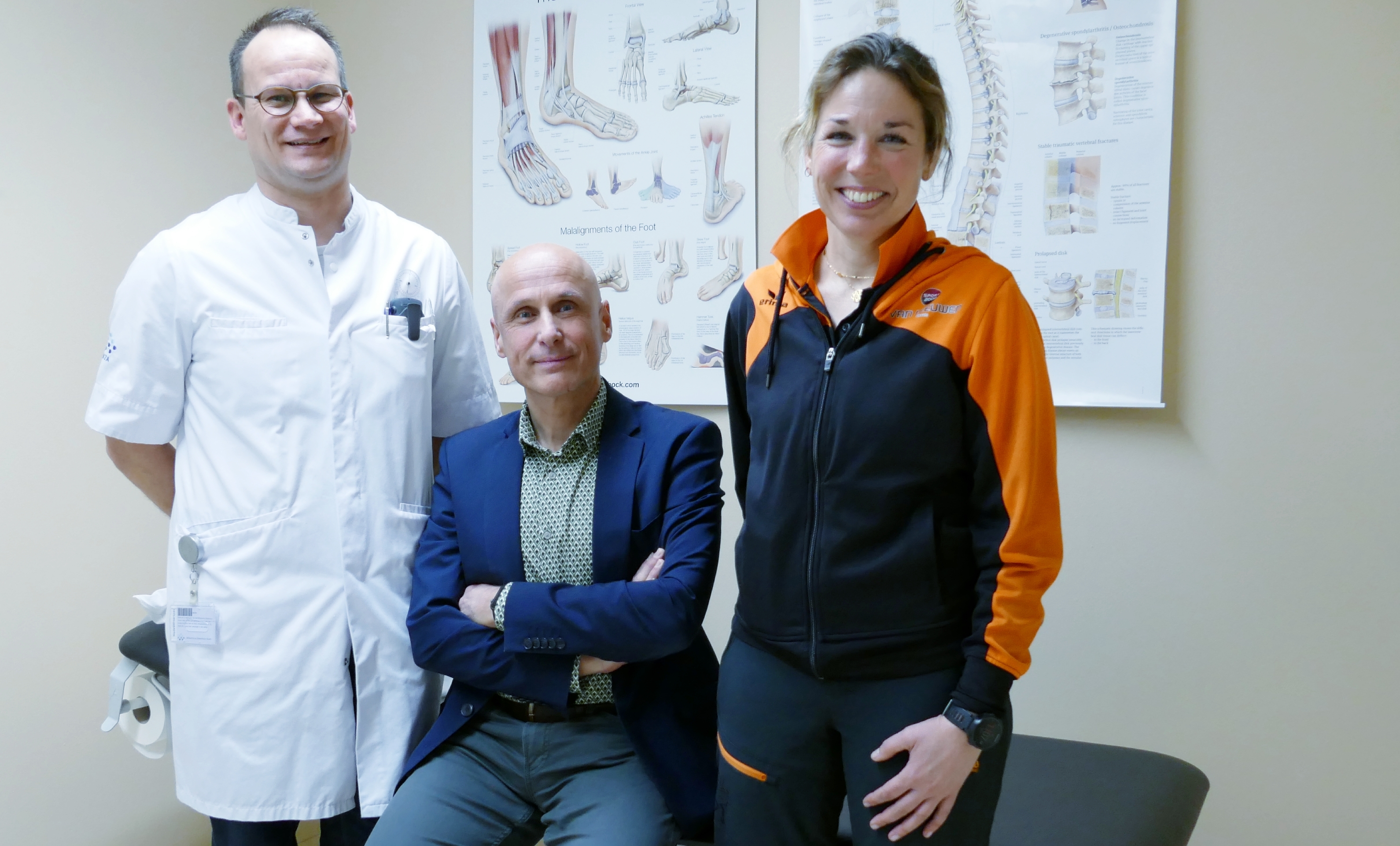 Op de foto v.l.n.r. John van Loenen (revalidatiearts), Hans van Liere (hoofd Revalidatie, Psychologie & Paramedische afdelingen) en Rachel Admiraal (Vaart Welzijn).