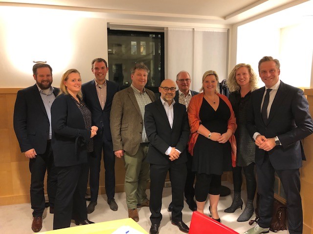 V.l.n.r. Michiel Menkveld (WZA), Carmen Verdoold (Zilveren Kruis), Thijs Jansen (Zilveren Kruis), Koen Verburg (WZA), Fatmir Miftari (Zilveren Kruis), Henk de Vries (Interzorg), Suzanne Kruizinga (WZA), Marijke de Jong en minister Hugo de Jonge.