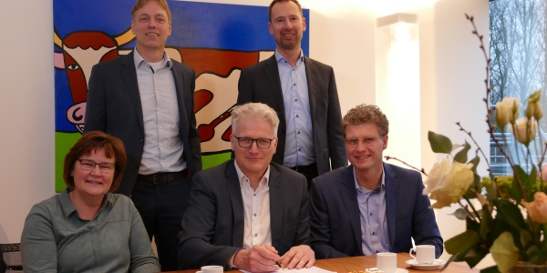 V.l.n.r.  Albertine van der Pal, senior relatiemanager publieke sector Rabobank;  Rinze Visser, senior adviseur bedrijfsvoering WZA;  Paul van der Wijk, voorzitter raad van bestuur WZA;  René Willemse, senior financieringsspecialist Rabobank; Ludo Mennes, directievoorzitter Rabobank Assen en Noord-Drenthe.