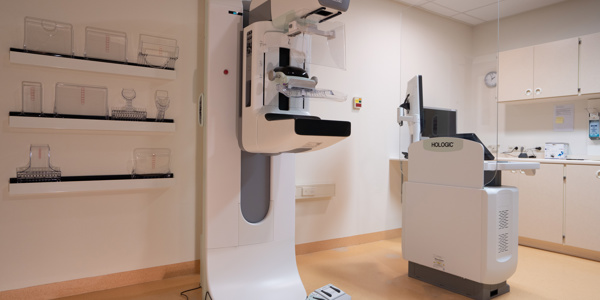 Nieuwe mammograaf maakt borstonderzoek minder belastend Nieuwe mammograaf maakt borstonderzoek minder belastend