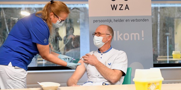 IC-verpleegkundige Leo krijgt eerste vaccinatie in Drenthe IC-verpleegkundige Leo krijgt eerste vaccinatie in Drenthe