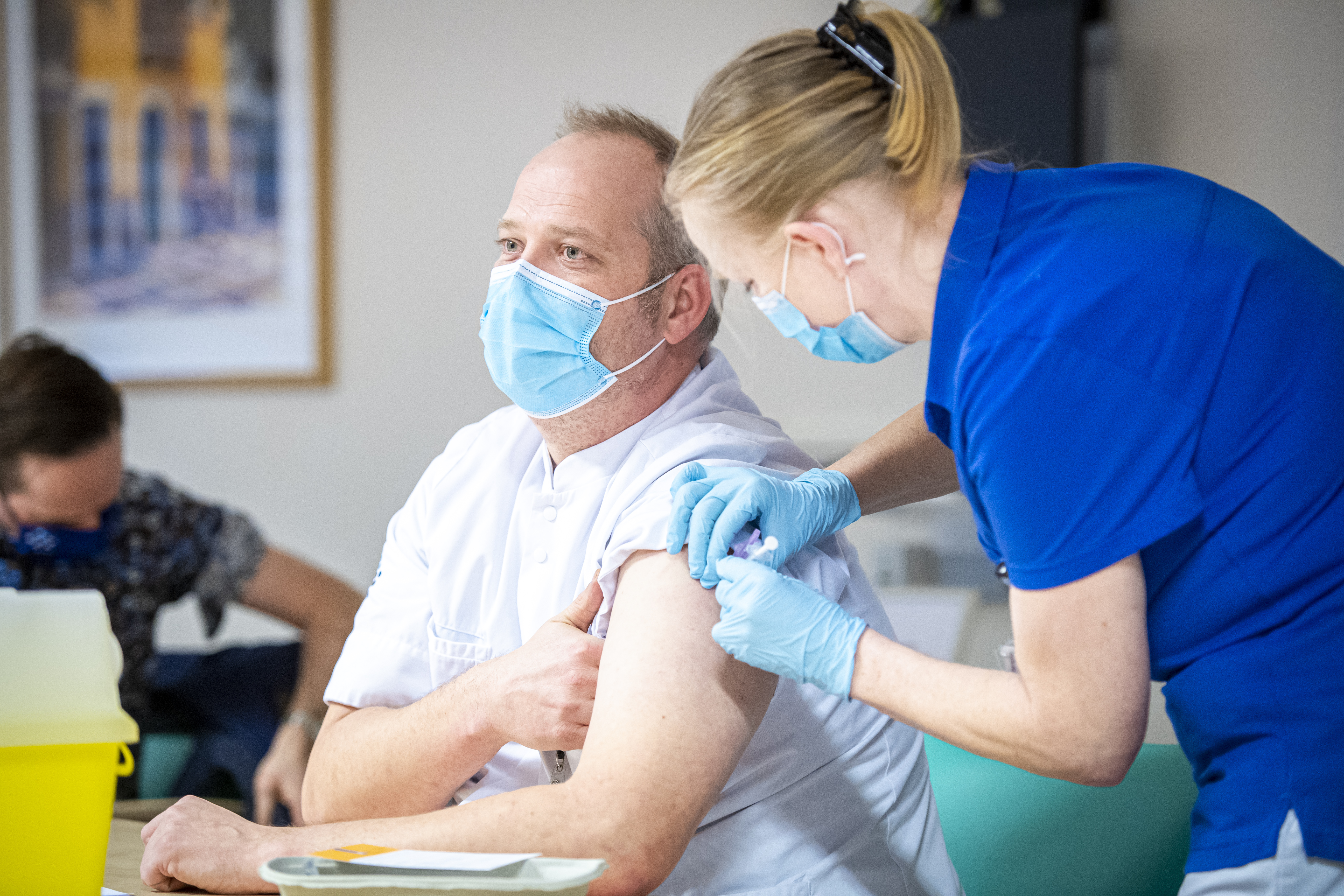 Longarts Sander de Hosson wordt gevaccineerd