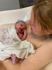 Foto van baby geboren in het bad