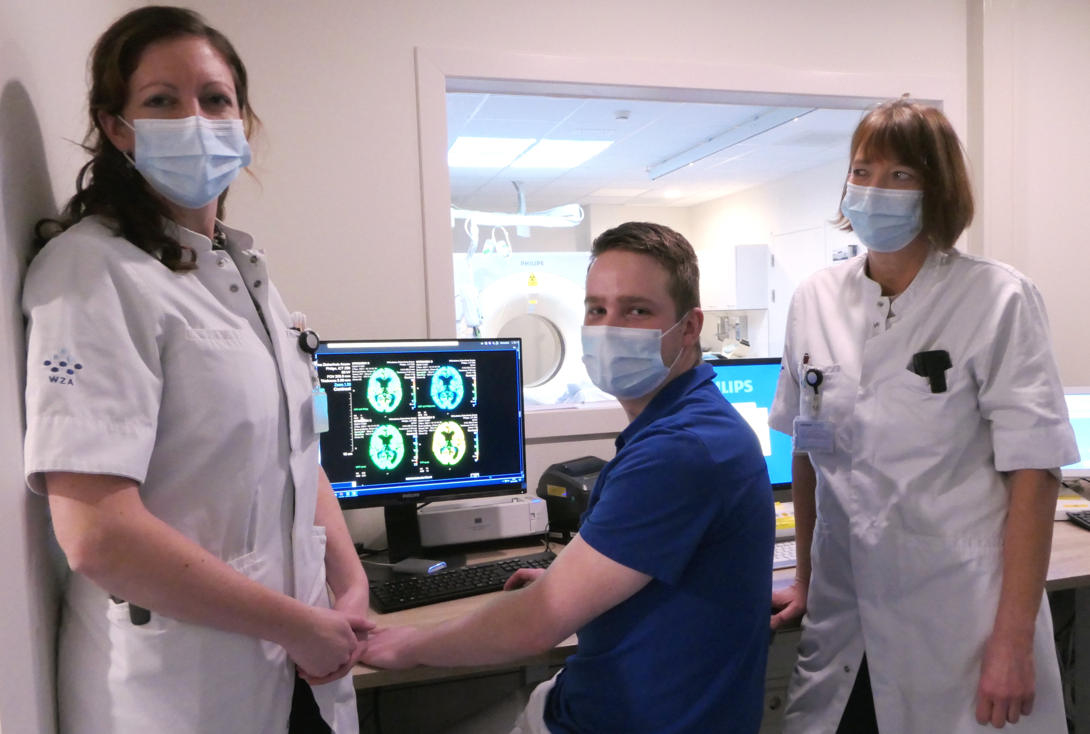 V.l.n.r.:  Suzanne Persoon (neuroloog), Sebastiaan Drost (radiodiagnostisch laborant) en Caroline Kos (radioloog).