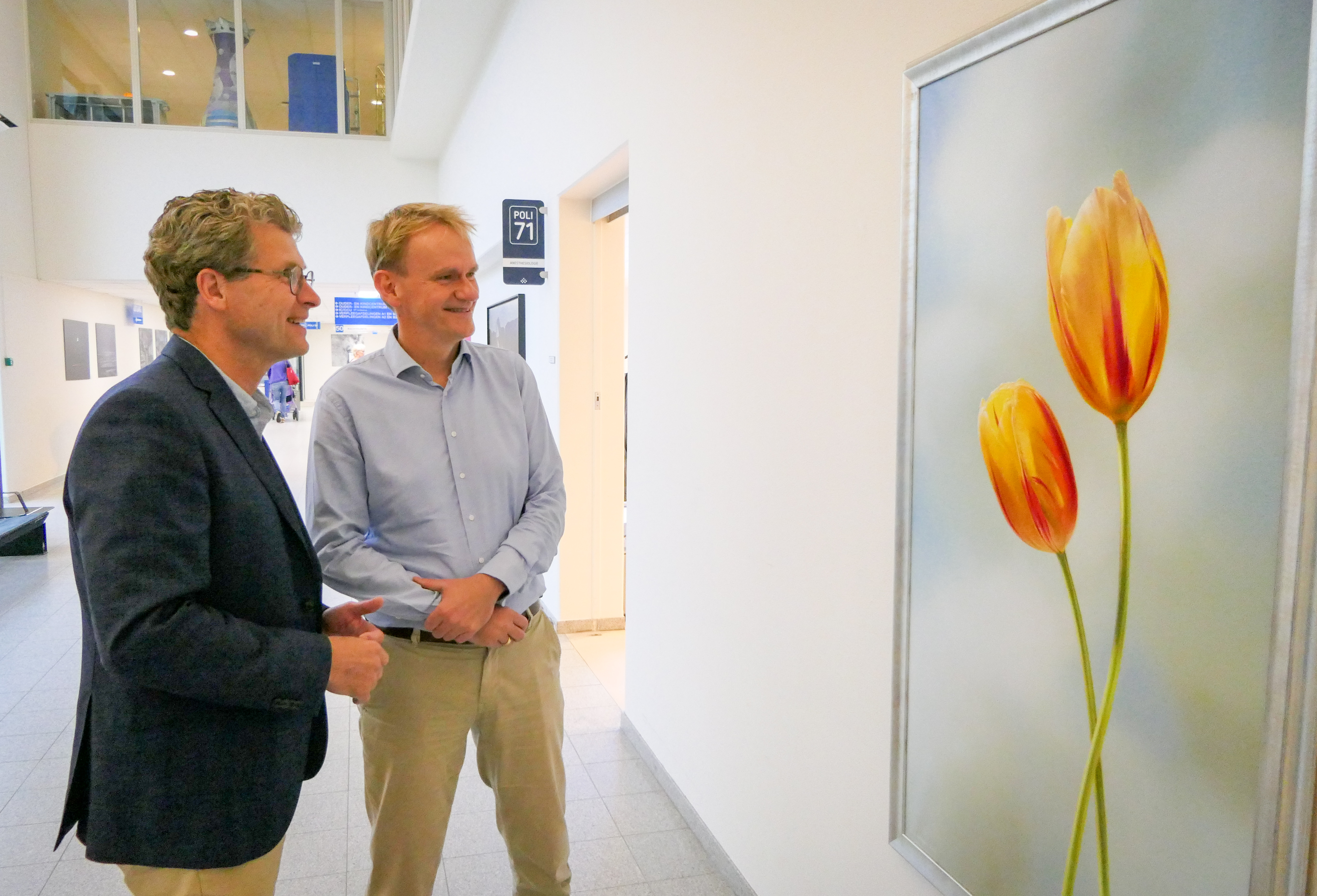 Ludo Mennes (links) en Hans Mulder bij het werk Two large tulips in de hal van het WZA.