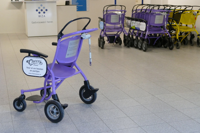 foto van de rolstoelen in de hal